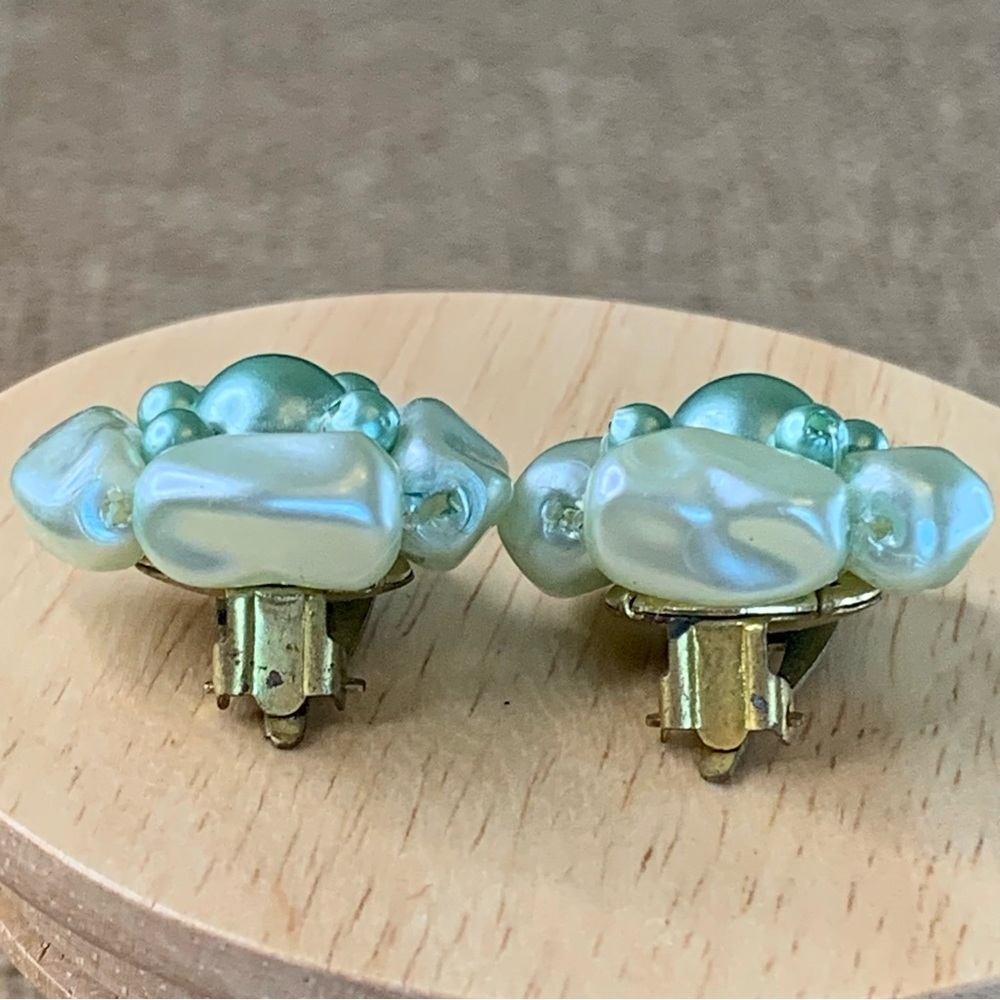 VTG Faux Pearl Cluster Flower Beaded Clip On Earrings Mint Green Hong Kong 1" - Picture 4 of 12